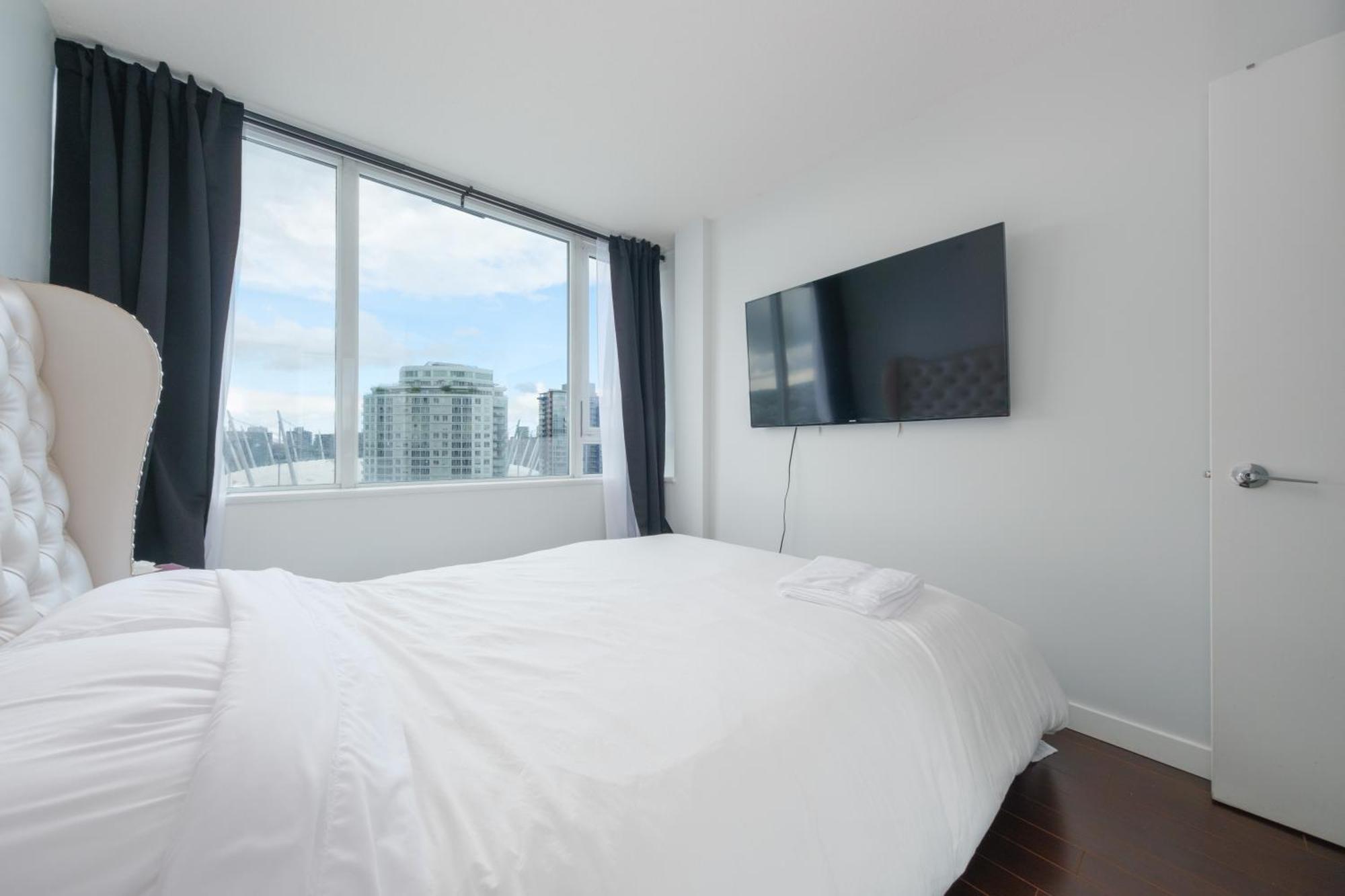 Central 1-Bedroom Apartment With Pool, Jacuzzi & Sauna Vancouver Exteriör bild