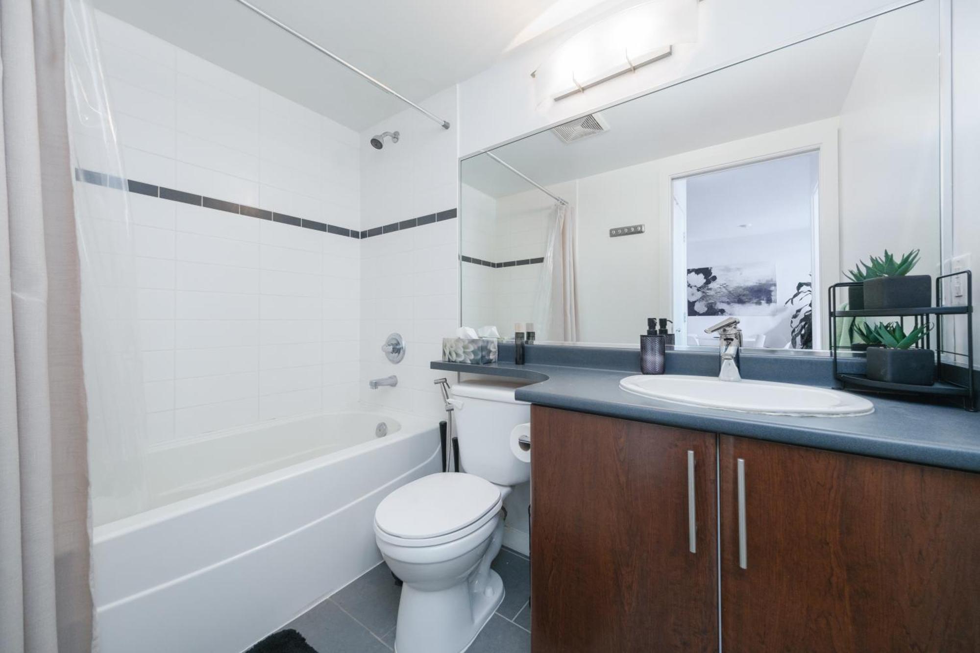 Central 1-Bedroom Apartment With Pool, Jacuzzi & Sauna Vancouver Exteriör bild