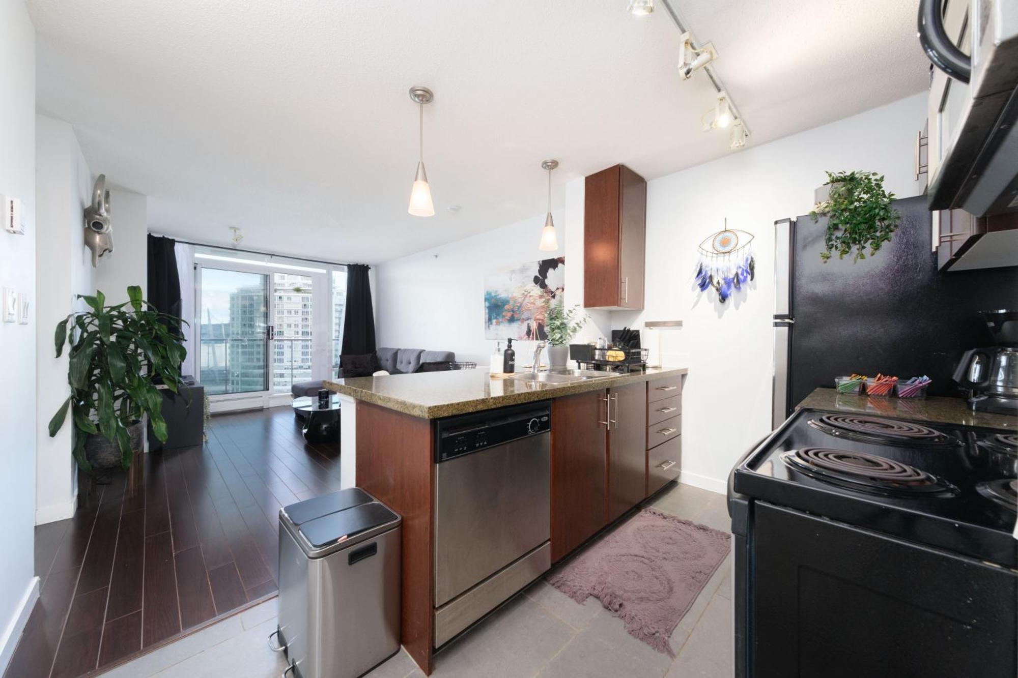 Central 1-Bedroom Apartment With Pool, Jacuzzi & Sauna Vancouver Exteriör bild