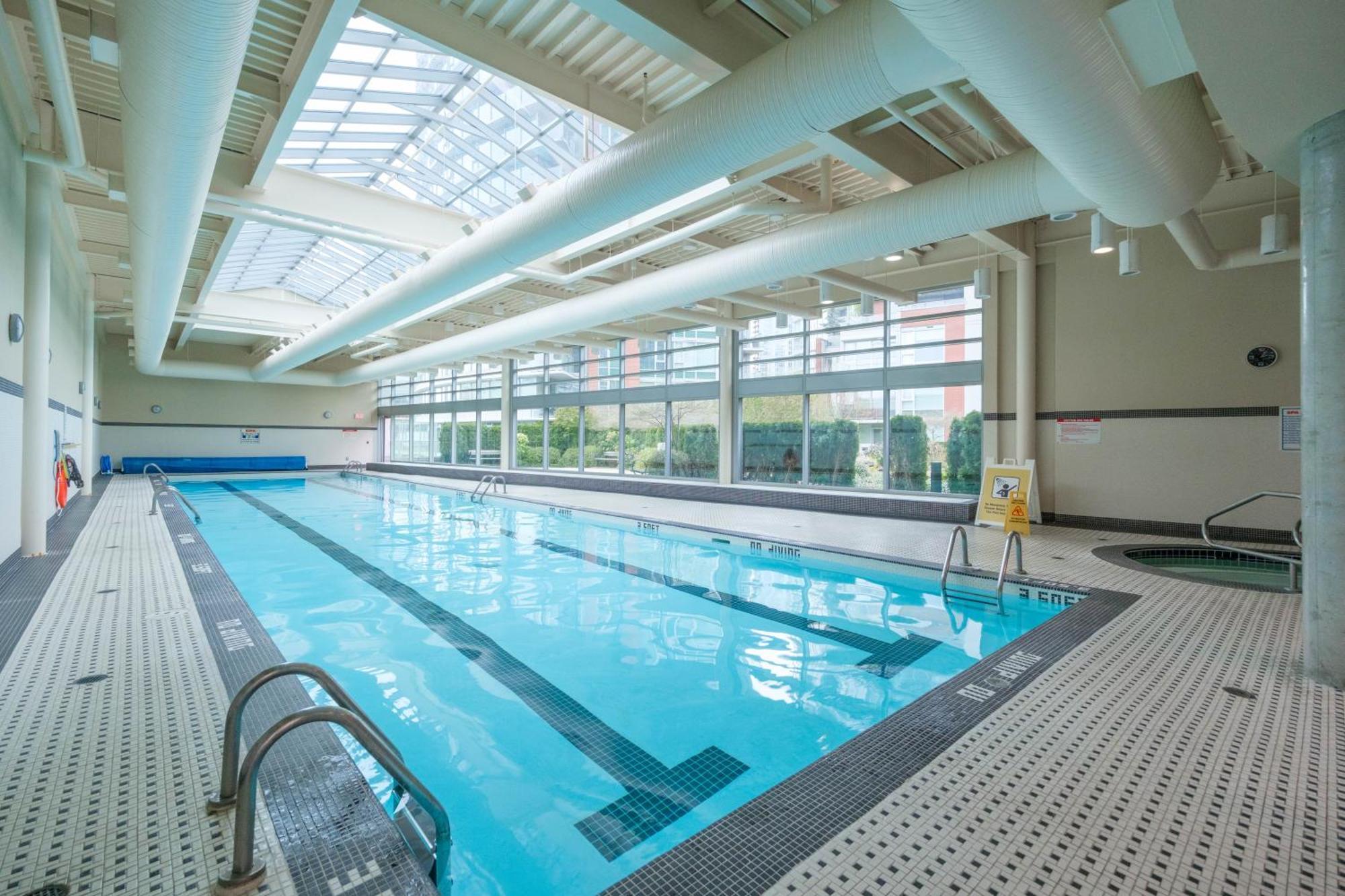 Central 1-Bedroom Apartment With Pool, Jacuzzi & Sauna Vancouver Exteriör bild