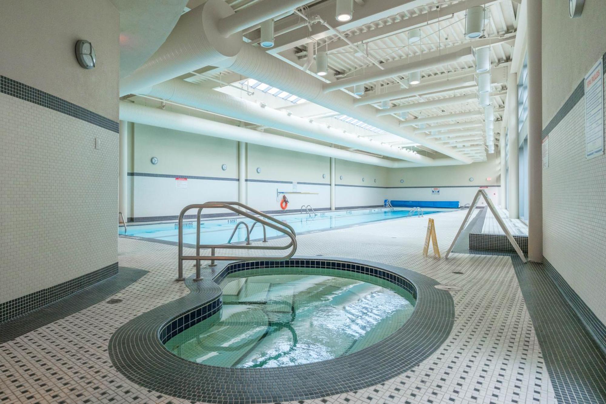 Central 1-Bedroom Apartment With Pool, Jacuzzi & Sauna Vancouver Exteriör bild
