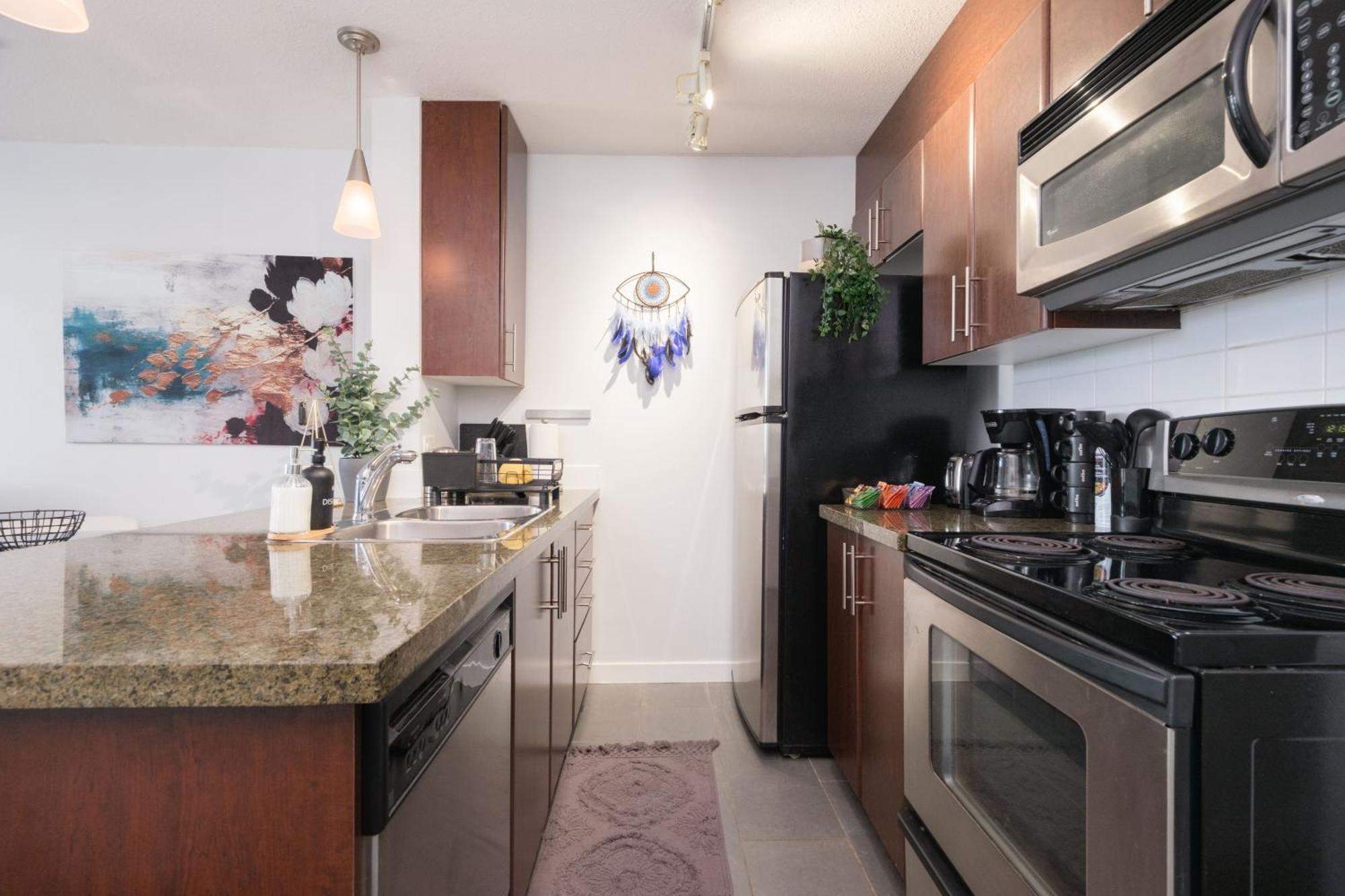 Central 1-Bedroom Apartment With Pool, Jacuzzi & Sauna Vancouver Exteriör bild